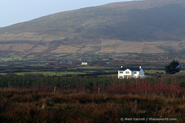  house under Mount Eagle on the Dingle Peninsula (An Daingean)